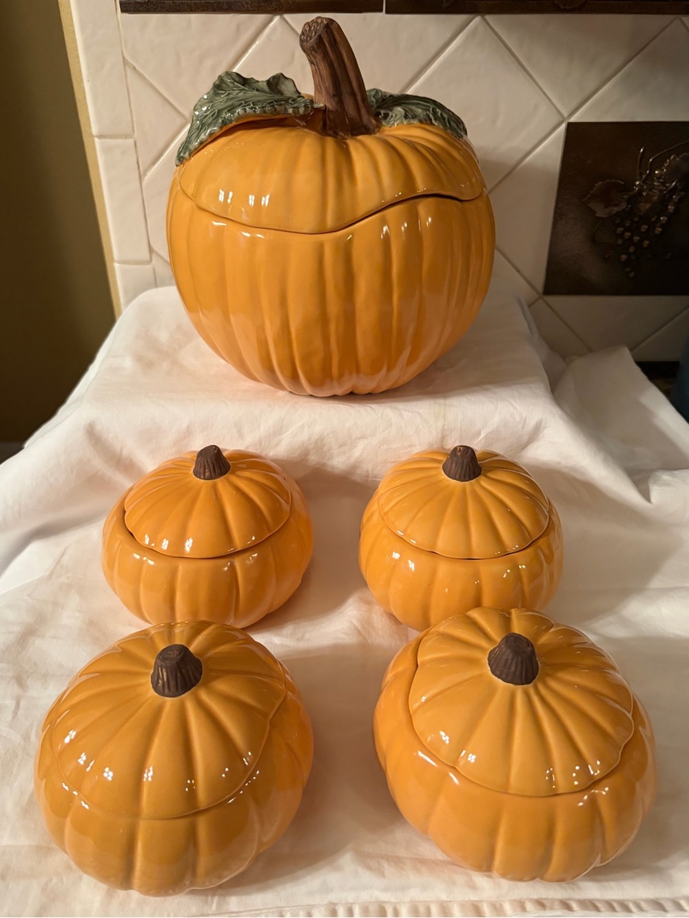 RARE Williams Sonoma pumpkin tureen with four pumpkin bowls with lids.